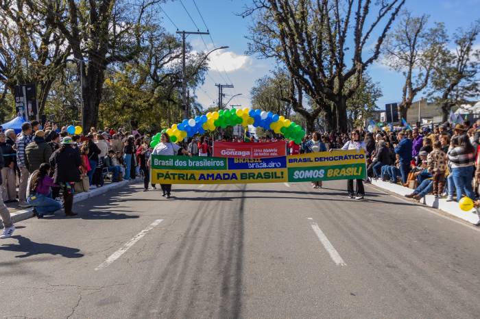 Estudantes e participantes de projetos da SELJ brilharam na Av. Bento Gonçalves