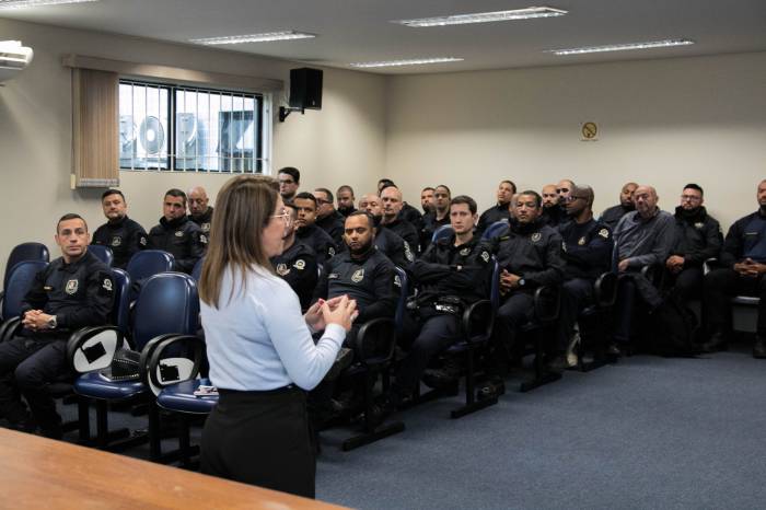 Mais de 50 agentes participaram da formação nesta terça-feira (27), sobre atendimento às vítimas de violência doméstica. Mais uma turma receberá a capacitação na quinta-feira (29)