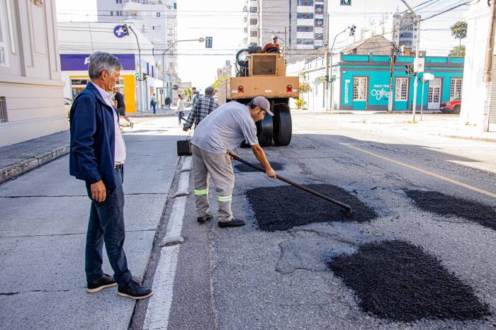 O chefe do Executivo acompanhou de perto obras em andamento, reparos e melhorias em sete locais do município
