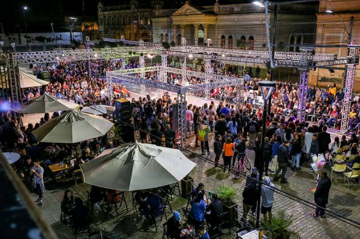Mais de 2.500 pessoas prestigiaram os desfiles na noite de sábado