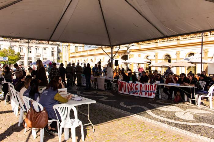 Evento Marias na Praça divulgou os serviços disponíveis, no dia em que a Lei Maria da Penha completa 13 anos