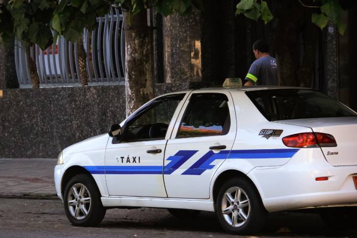 Transferências de autorizações para a operação de táxis devem ser feitos até o dia 3 de abril