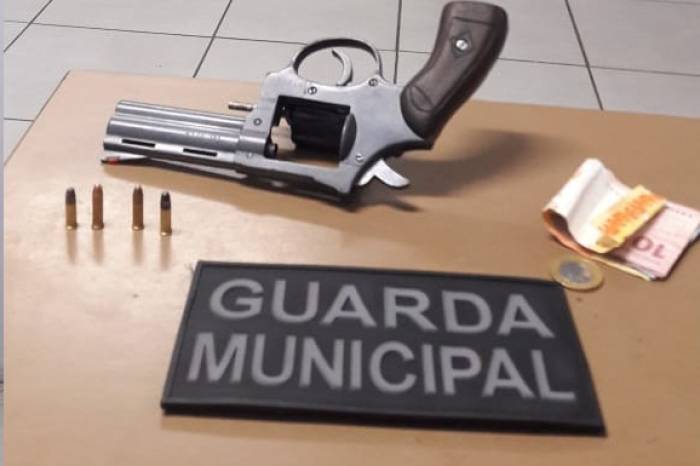 Dois homens foram presos e uma arma de fogo ilegal apreendida