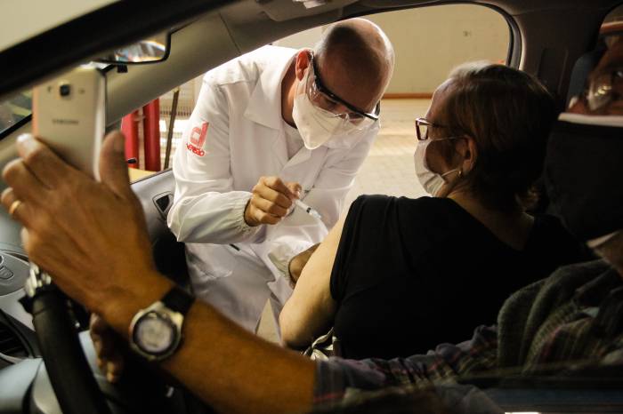 Drive-thru: mais de 1,6 mil idosos são vacinados nesta segunda-feira