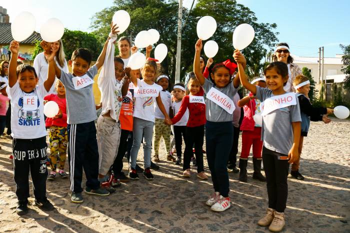 Centenas de alunos, pais e professores percorreram ruas do Areal com faixas, placas e cartazes pedindo o fim da violência