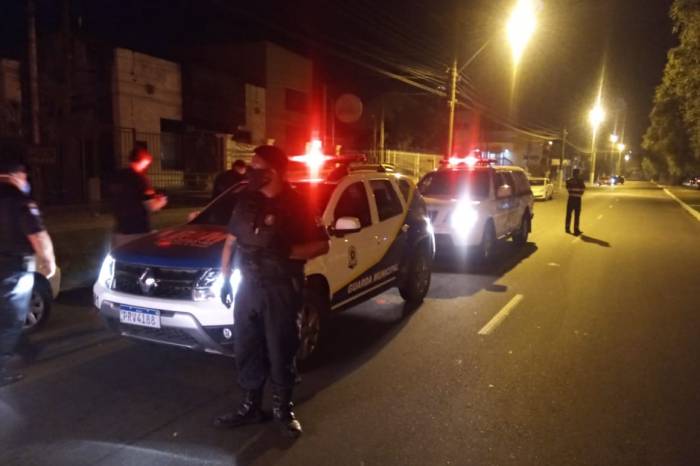 Por meio de denúncias, as forças de segurança coibiram aglomerações, incluindo festa em local fechado e impedimento do início de outra, em um sítio