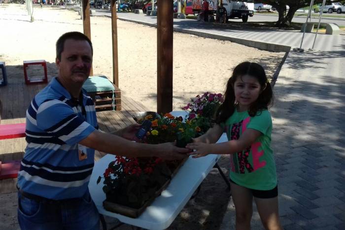 Frequentadores e moradores da praia trocaram lixo eletrônico por mudas de flores
