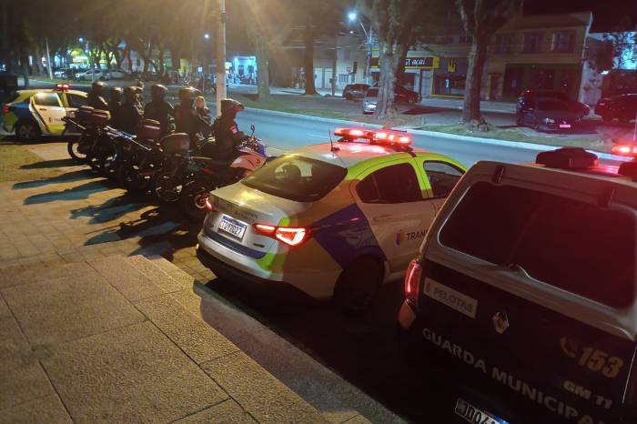 Ação abordou 21 pessoas e fiscalizou 19 veículos em diferentes pontos da cidade