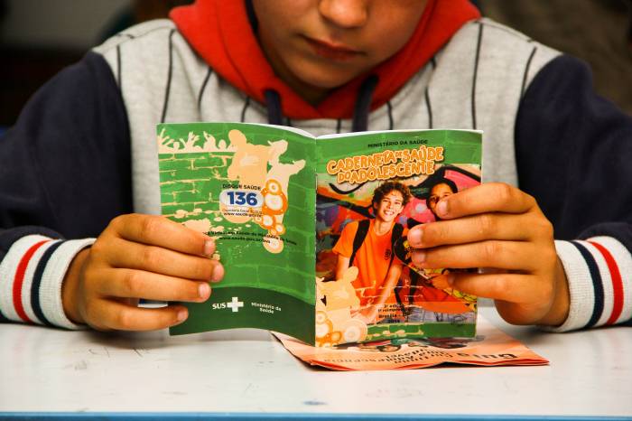 Distribuição de material informativo nas escolas intensifica trabalho de prevenção à gestação precoce no Município