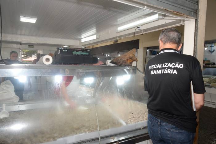 Foram fiscalizadas três peixarias e um açougue e expedidas duas notificações
