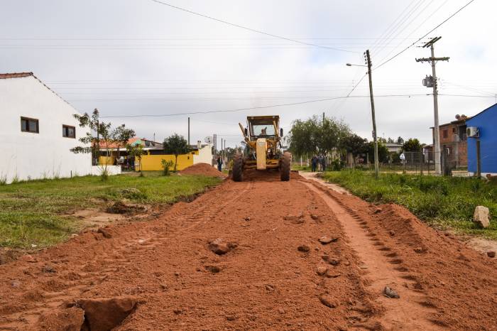 Serão recuperadas doze ruas no Sítio Floresta, com patrolamento e colocação de saibro em dievrsos trechos