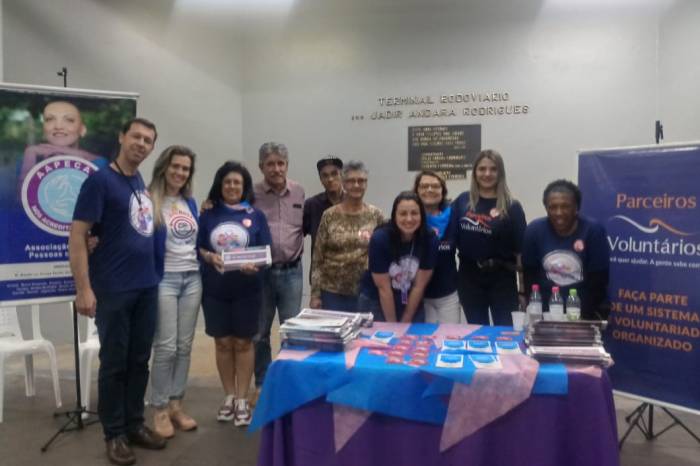 Terminal está iluminado em azul e recebe equipe da Aapecan para divulgação da campanha de prevenção e diagnóstico precoce do câncer de próstata