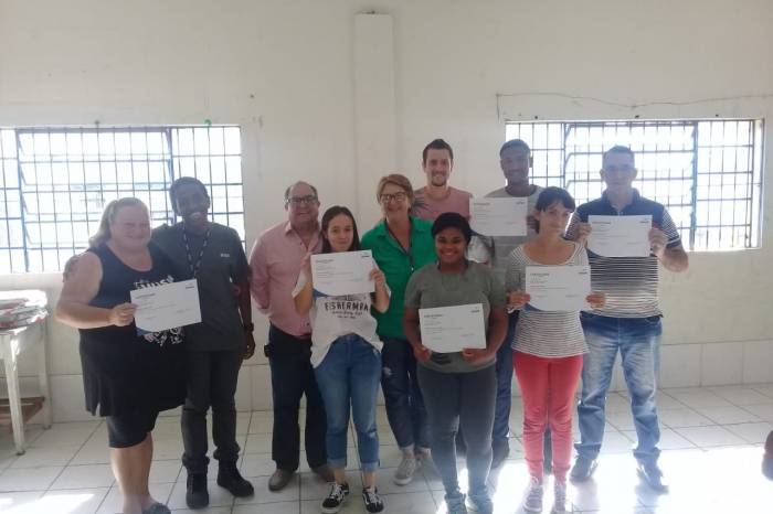 Quinze alunos receberam certificados pelo curso de salgados e outros 13 pelo de garçom