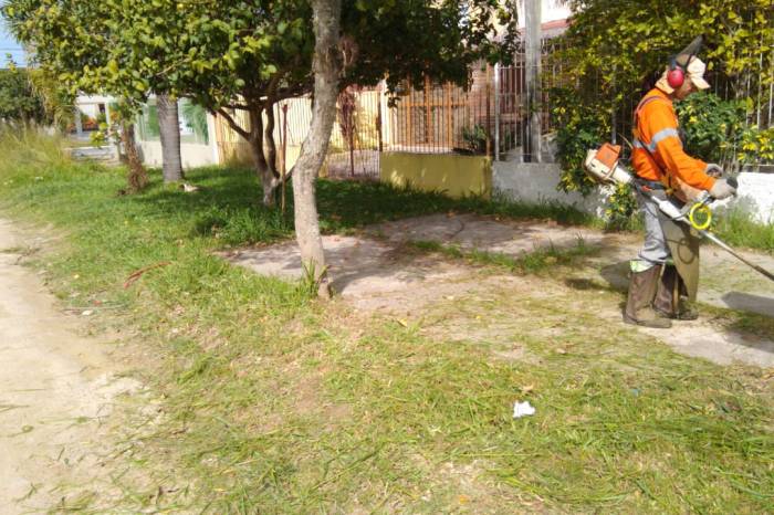 Secretaria atua na limpeza de rua nos bairros de Pelotas, com horário reduzido, por conta da pandemia do novo coronavírus