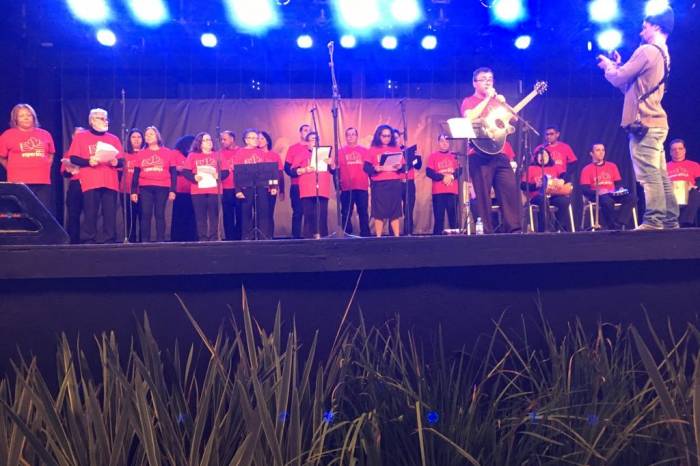 Há oito anos o Vocal Esperança e o Los Lokos se apresentam na Praça de Alimentação da Feira