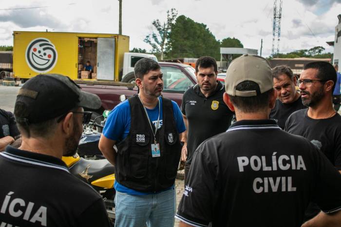 Procon e Polícia Civil fiscalizam postos de combustíveis