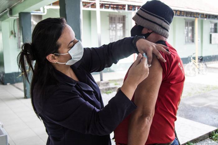 Prefeitura aplica mais 2 mil vacinas contra Covid-19 nesta terça-feira
