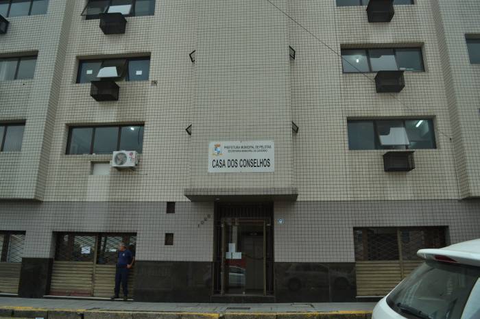 Em caso de ocorrências envolvendo crianças ou adolescentes, há telefone disponível para contato