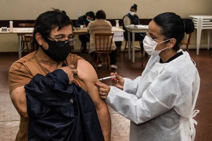 Vacinação contra a Covid-19 avança até o público com 32 anos