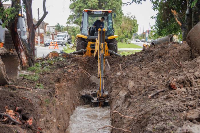 Equipes do Sanep e secretarias de Defesa Civil e Serviços Urbanos e Infraestrutura atuaram em várias regiões da cidade. Escoamento apresentou melhora