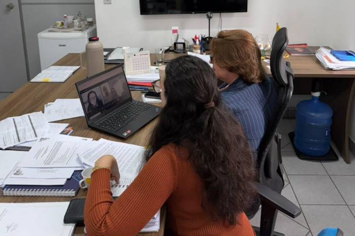Comissão instituída, secretária e representante da empresa projetam quatro editais na primeira reunião