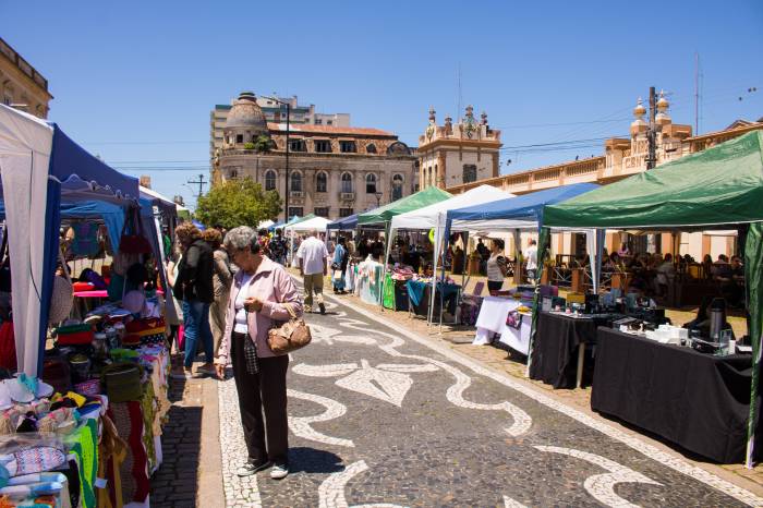 Mais de dez bancas com produtos variados integram a Feira que participa do evento “Laranjal: quem gosta, protege!”