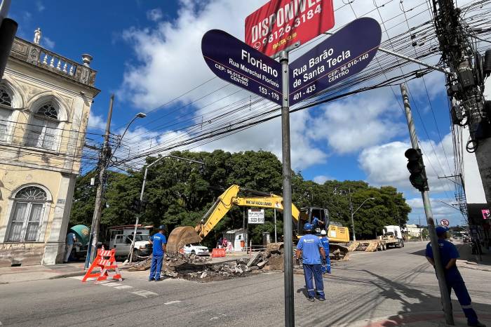 Obras no entroncamento da Barão de Santa Tecla são finalizadas no início da tarde