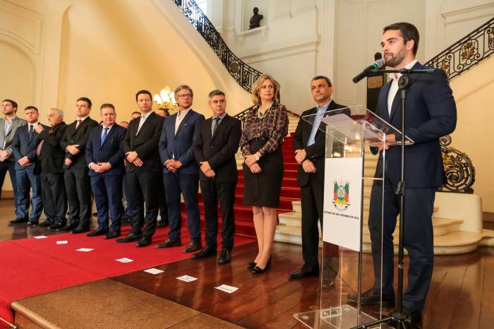 Prefeita prestigiou a cerimônia de entrega dos veículos, que ocorreu no Palácio Piratini