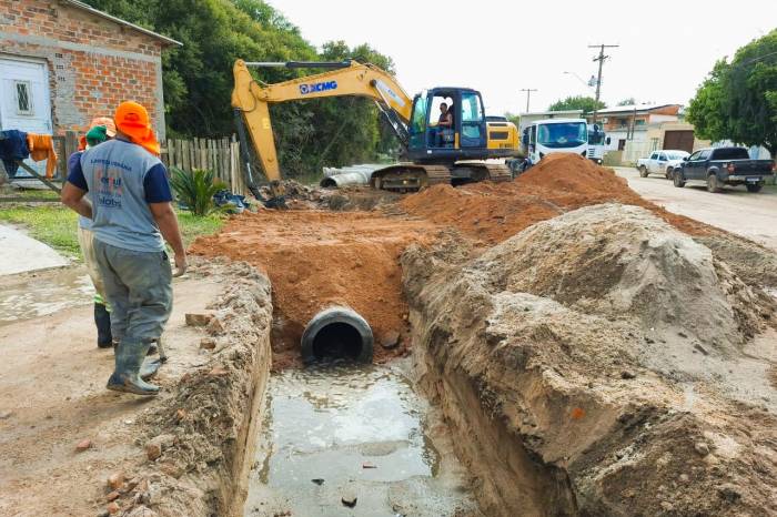 Prefeitura começa a instalar 32 metros de travessia na Vila da Palha