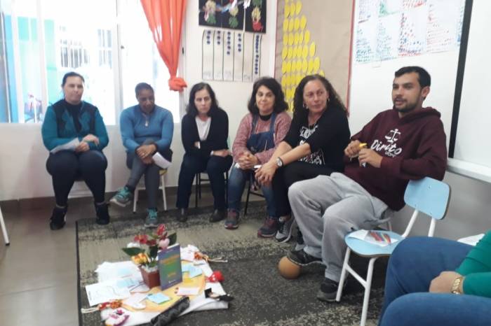 As facilitadoras Suzana Martins e Maria Delvair Pereira levam a atividade até as escolas do município