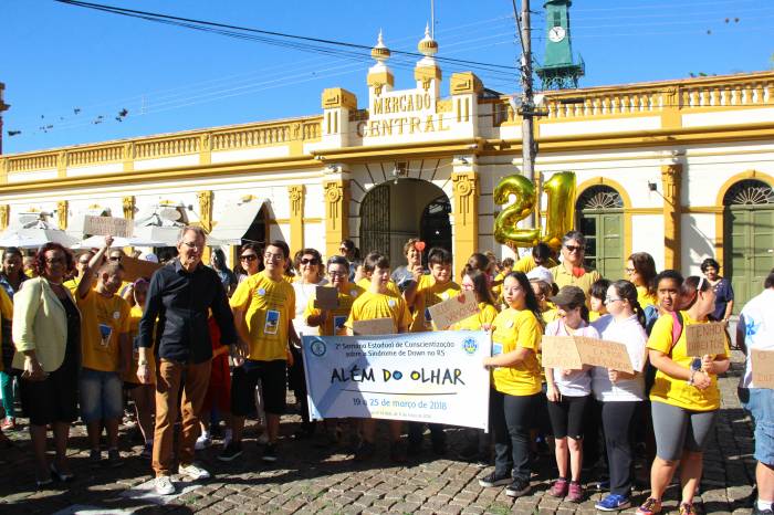 Faixas, cartazes, recados e muita alegria unem pessoas com a síndrome, pais, responsáveis, professores e instituições
