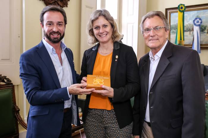 Cônsul honorário de Portugal em Pelotas, Francisco Serra, acompanhou o encontro com Pedro Vidal
