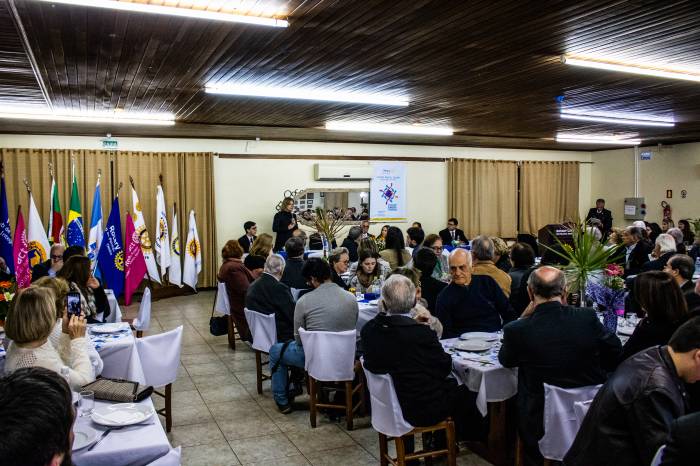 Onze clubes rotários realizaram a troca de gestão durante reunião festiva