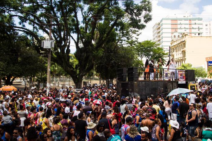 Foliões e músicos movimentaram o entorno da praça Coronel Pedro Osório neste sábado