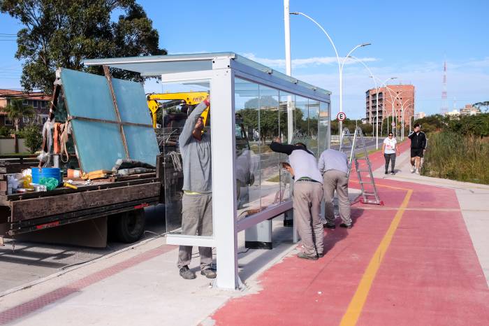 Doze pontos de paradas de ônibus são contemplados