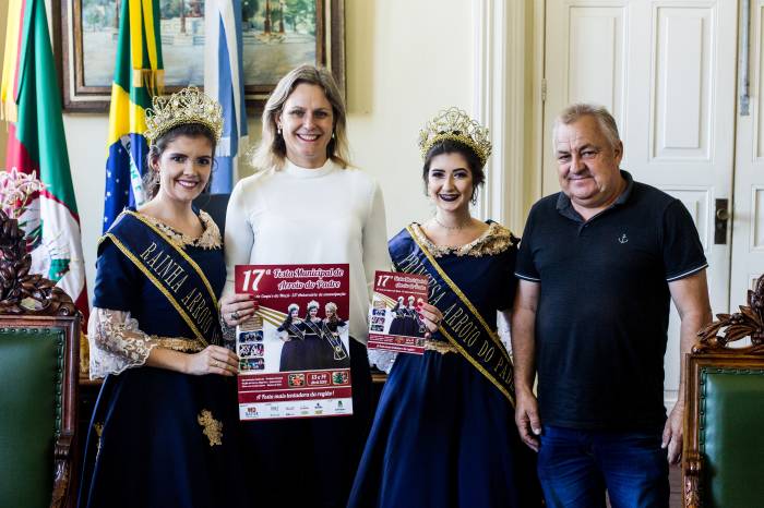 Representantes convidaram a gestora e os pelotenses para prestigiar a 17ª Festa Municipal, a 13ª Festa do Caqui e da Maçã e o 23º Aniversário de emancipação