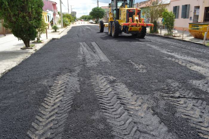 A pista de pedra irregular terá pavimentação recuperada com asfalto