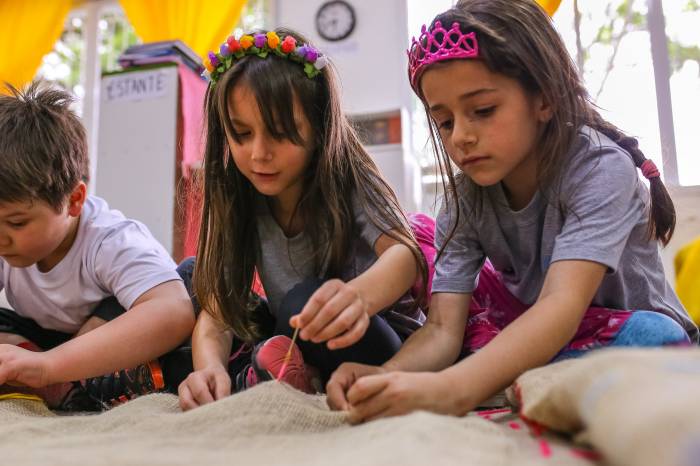 Alunos trabalham em projetos que serão apresentados em exposição alusiva aos 55 anos do educandário