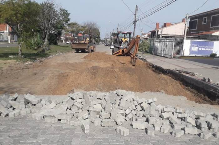 Obra é realizada com recursos próprios da Prefeitura e substitui pavimentação danificada da via