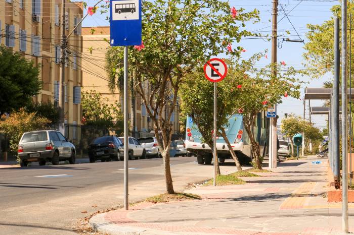 Apesar de ser compartilhado, o estacionamento no novo corredor de ônibus – entre Bento Gonçalves e Guilherme Wetzel – é proibido. Espaço destinado aos veículos fica à esquerda