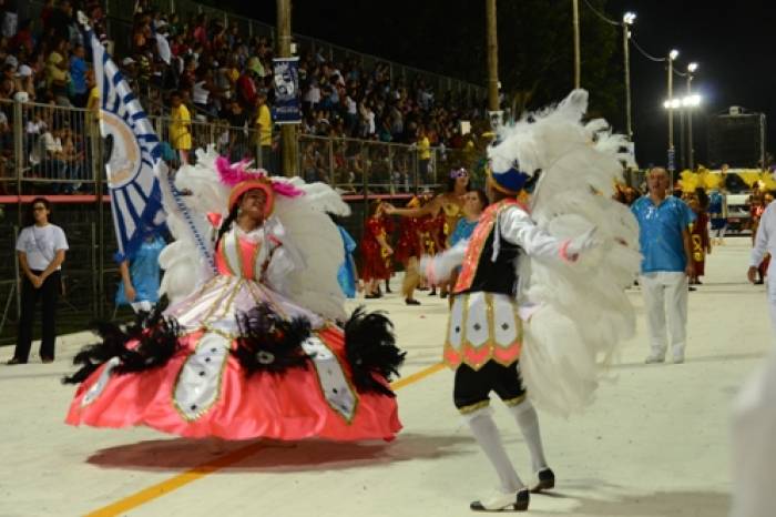 Blocos, shows e escolas de samba animam sábado e domingo dos foliões