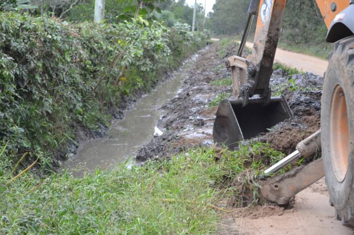 Limpeza de valetas na Vila Governaço deve reduzir problemas de alagamento. Ações no Fátima e no Navegantes também foram realizadas