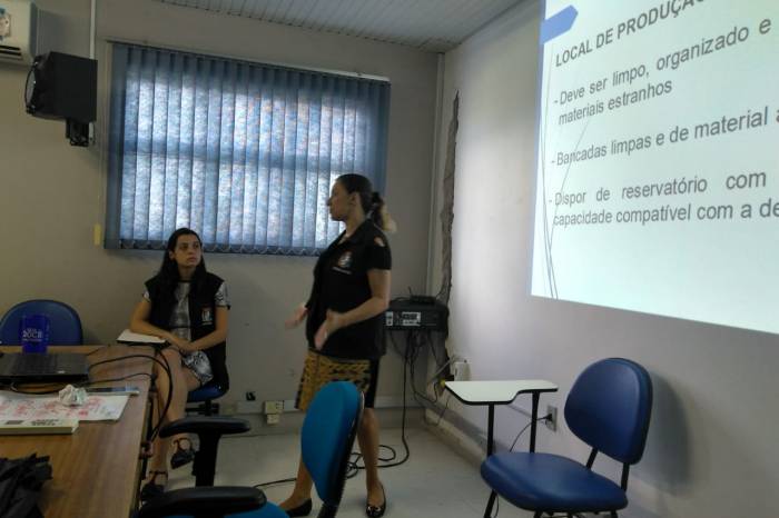 Comerciantes previamente cadastrados receberam orientações sobre boas práticas na manipulação de alimentos