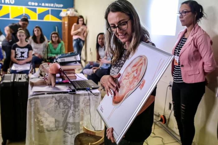 Extensão do Programa Mãe Pelotense busca informar e solucionar dúvidas da comunidade. Reunião ocorreu no Dunas