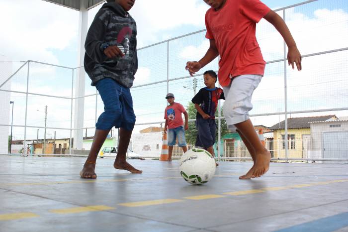 Centro de Artes e Esportes Unificado sedia aulas de ginástica e futsal, nas terças e quintas