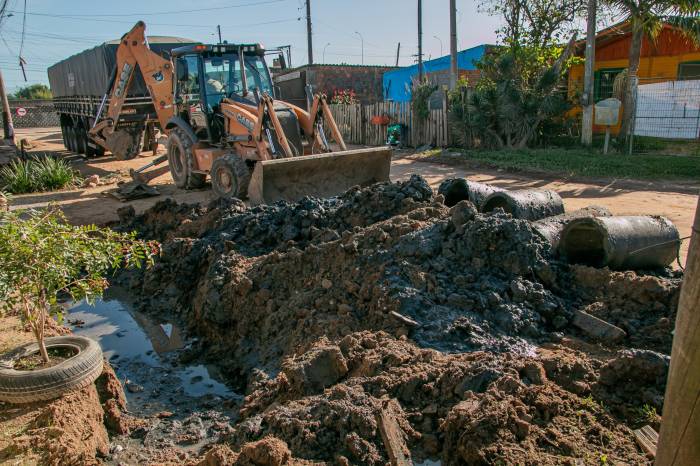 Rede pluvial e cloacal está completamente entupida, provocando alagamentos e mau cheiro. Drenagem teve início segunda-feira (19) por equipe da Ssui