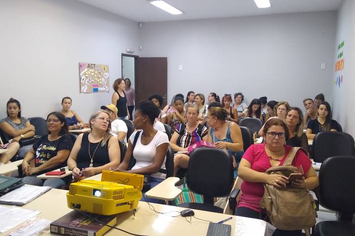 Cerca de 40 estudantes de Magistério e Pedagogia que atuam na função foram capacitados ao uso da plataforma online do Programa Mais Alfabetização