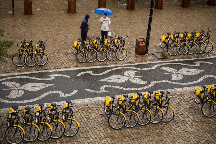 Com investimento da iniciativa privada, as bikes ficam em 14 locais do município; usuário paga R$ 1,50 por 15 minutos ou R$ 20 por todo o mês