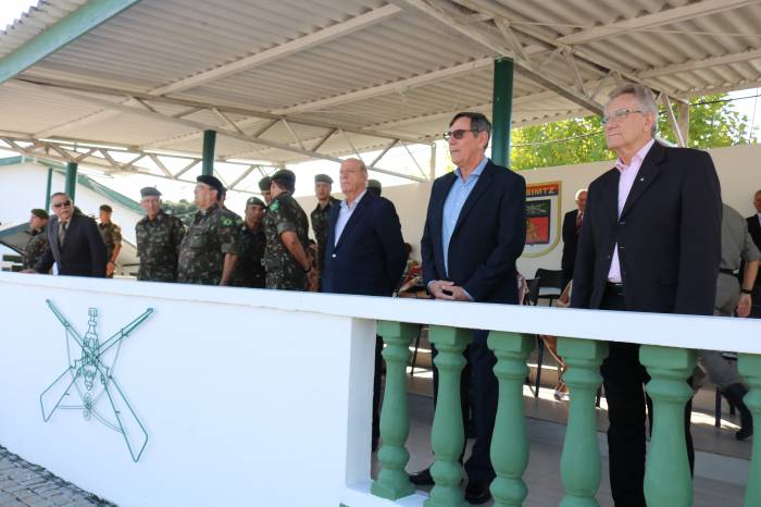 Cerimônia homenageou militares e civis, entre eles servidores e personalidades que colaboram, de algum modo, com a unidade