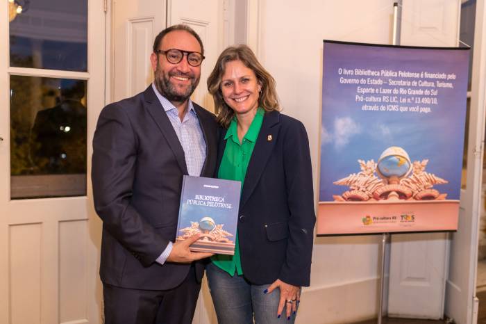 Prefeita prestigiou a noite de autógrafos